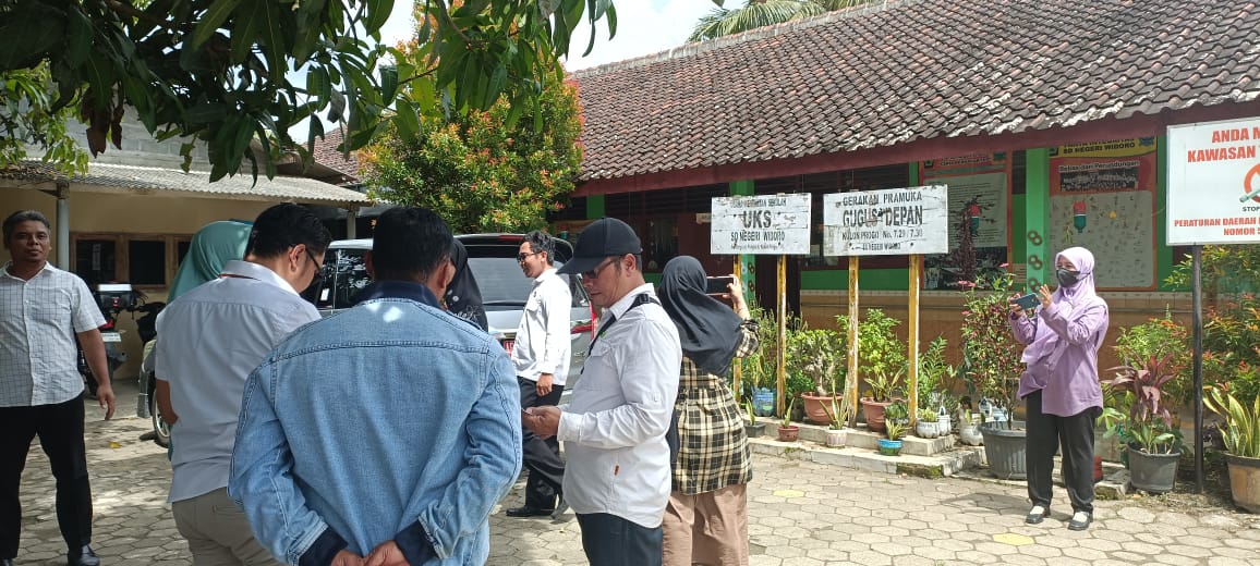 Mendampingi tim kunjungan lokasi ( dispetaru DIY) ke SD Widoro dan TK Alhidayah Mendampingi tim kunjungan lokasi ( dispetaru DIY) ke SD Widoro dan TK Alhidayah
