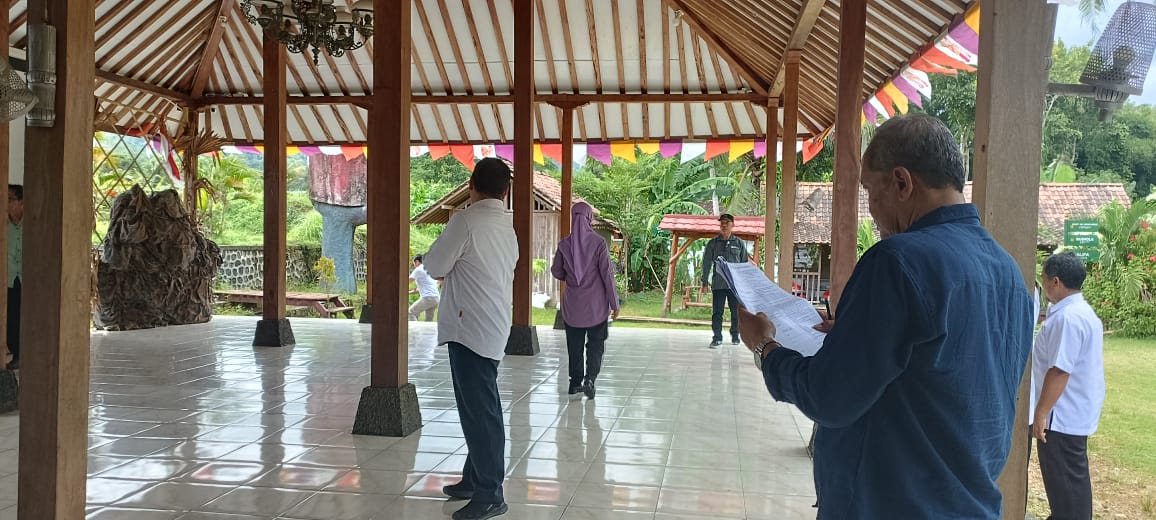 Mendampingi tim kunjungan lokasi dari dispertaru DIY di komplek Among Lare Mendampingi tim kunjungan lokasi dari dispertaru DIY di komplek Among Lare