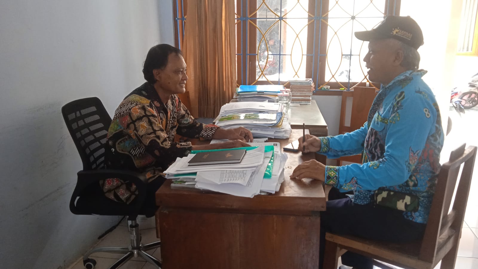 Antrian pajak NPWP di ruang Rapat sekretariat kalurahan Sendangsari Antrian pajak NPWP di ruang Rapat sekretariat kalurahan Sendangsari